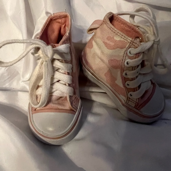 EUC Old Navy tennis shoes. Size 6-12 months. - Picture 4 of 10